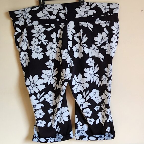 Terra and Sky Plus Size Soft Black Floral Capris Leggings Size 3X (24W-26W) - Picture 4 of 7
